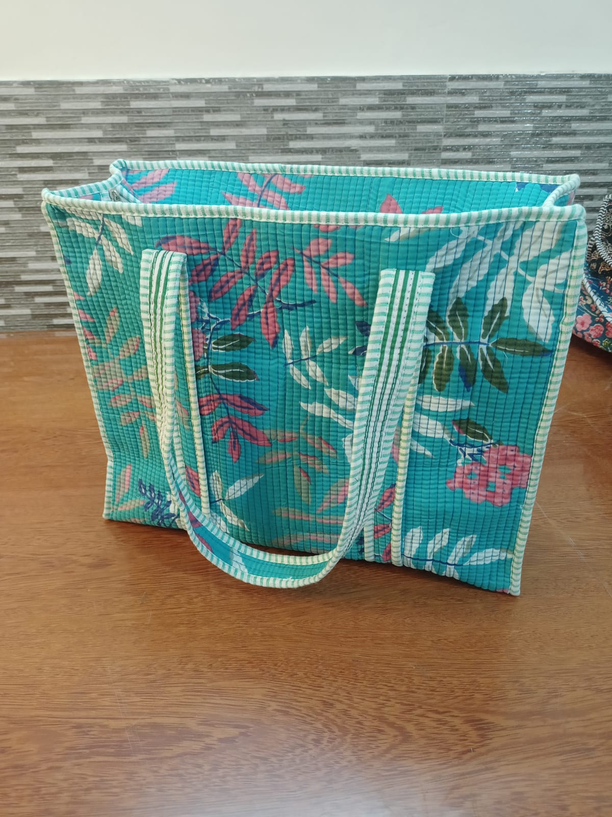 👜 Stylish Quilted Tote Bag – Spacious Everyday Carry (18x18 Inch)
