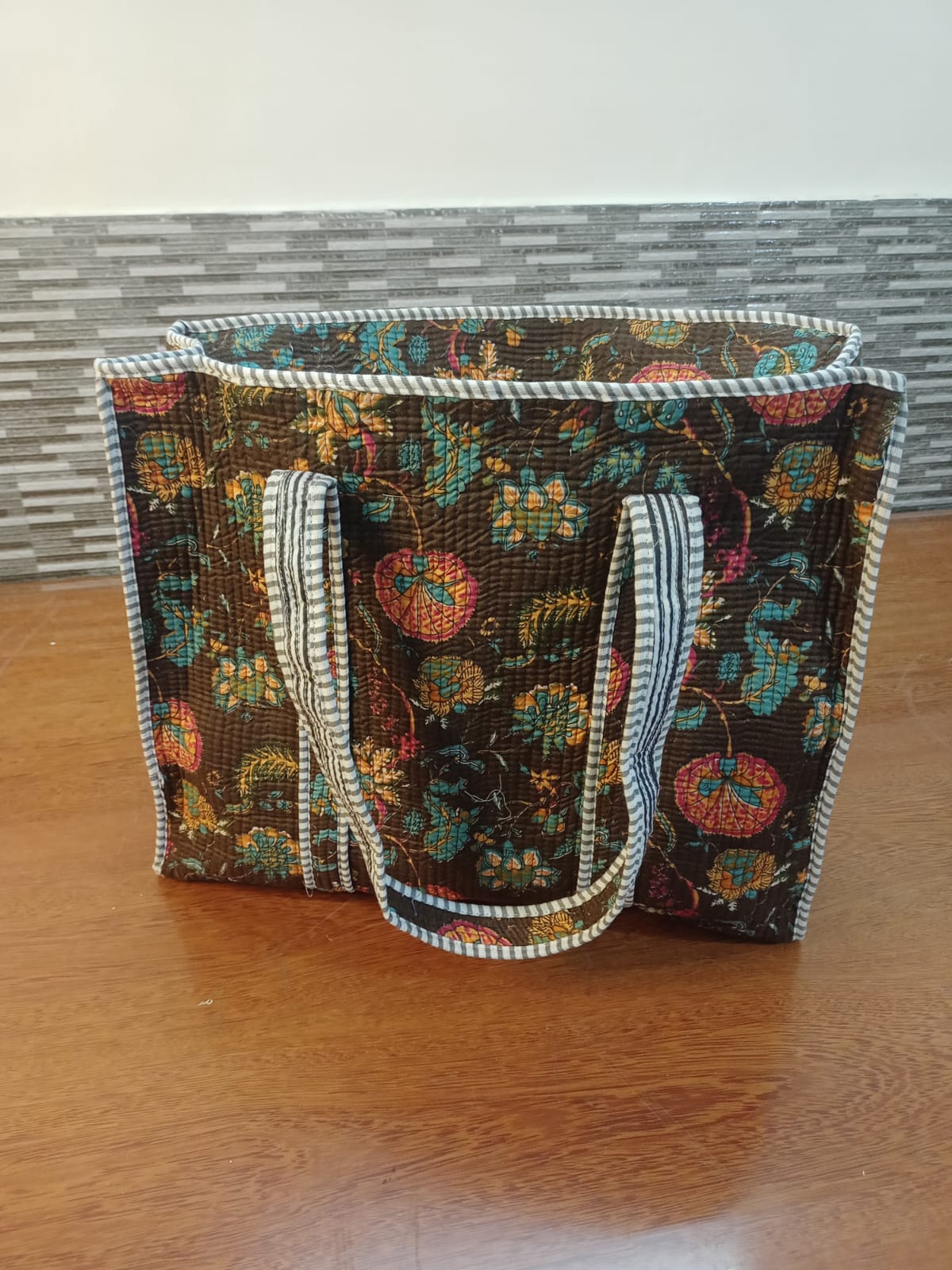 👜 Premium Quilted Tote Bag – Elegant Brown Floral Everyday Carry (18x18 Inch)