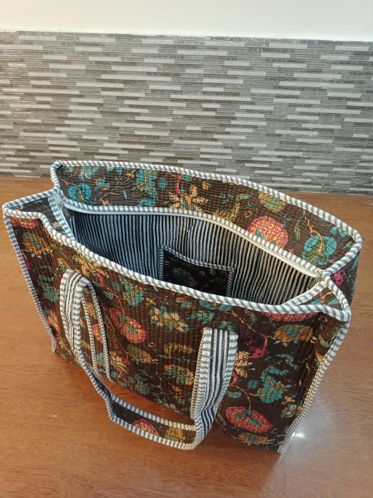 👜 Premium Quilted Tote Bag – Elegant Brown Floral Everyday Carry (18x18 Inch)