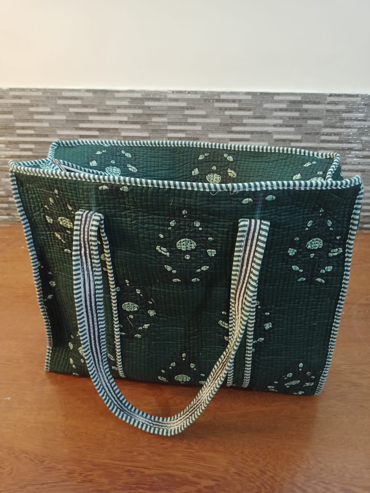 👜 Premium Quilted Tote Bag – Elegant Dark Green Everyday Carry (18x18 Inch)