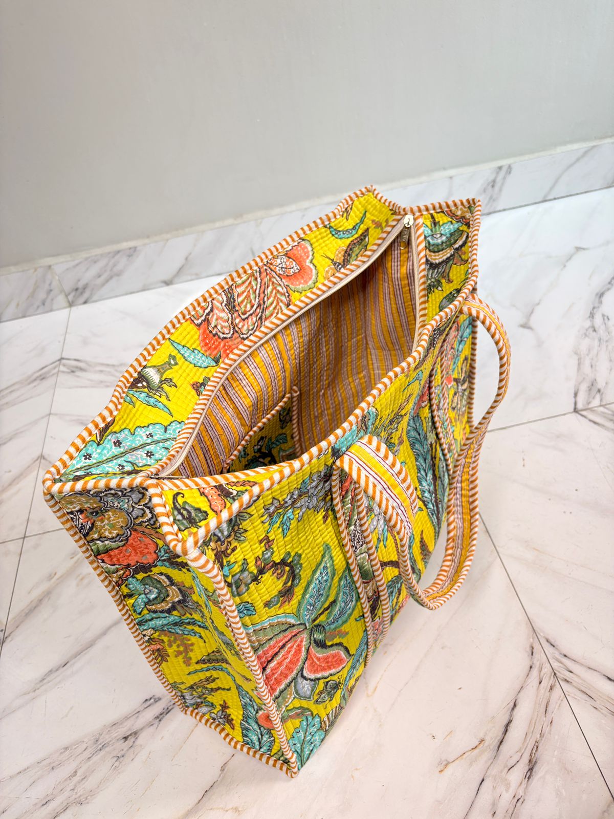 👜 Premium Quilted Tote Bag – Vibrant Yellow Floral Everyday Carry (18x18 Inch)