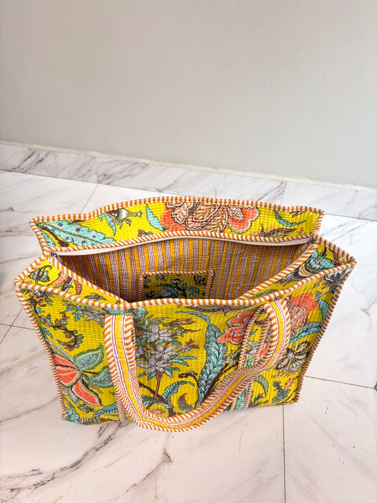 👜 Premium Quilted Tote Bag – Vibrant Yellow Floral Everyday Carry (18x18 Inch)