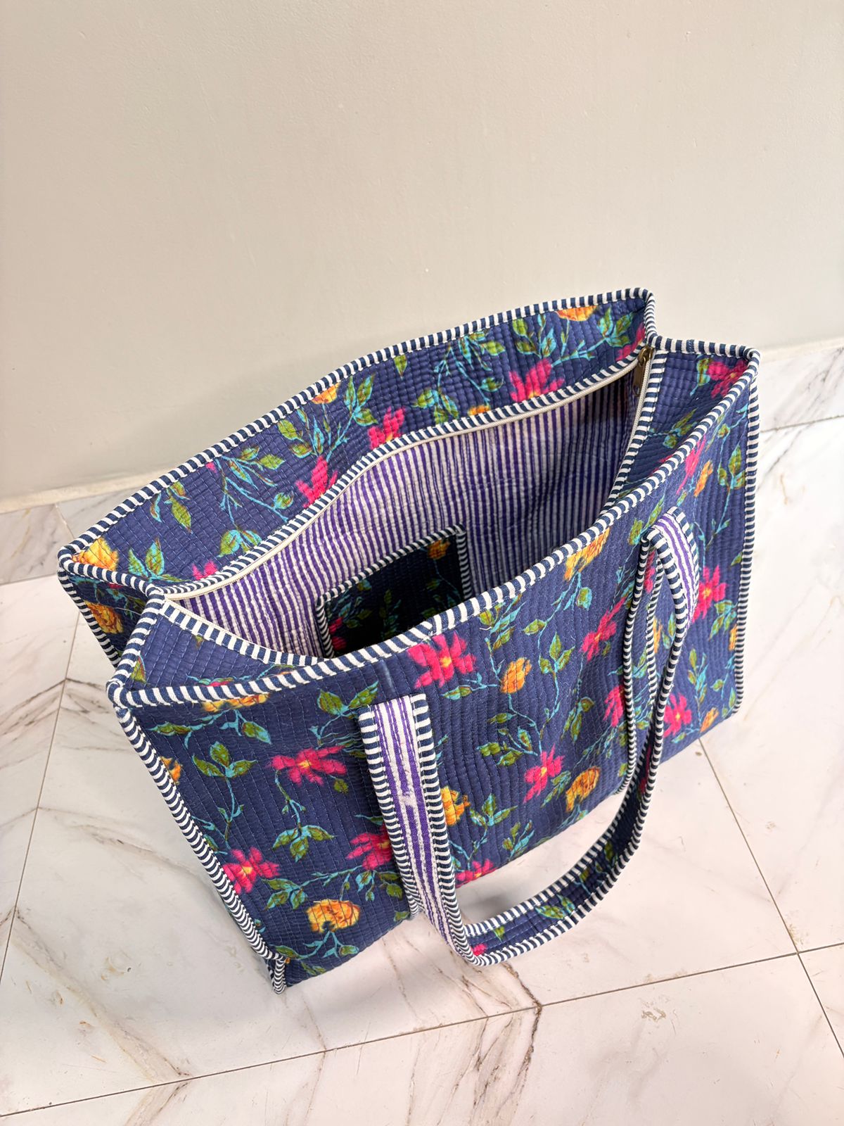 👜 Elegant Quilted Tote Bag – Navy Floral Everyday Carry (18x18 Inch)