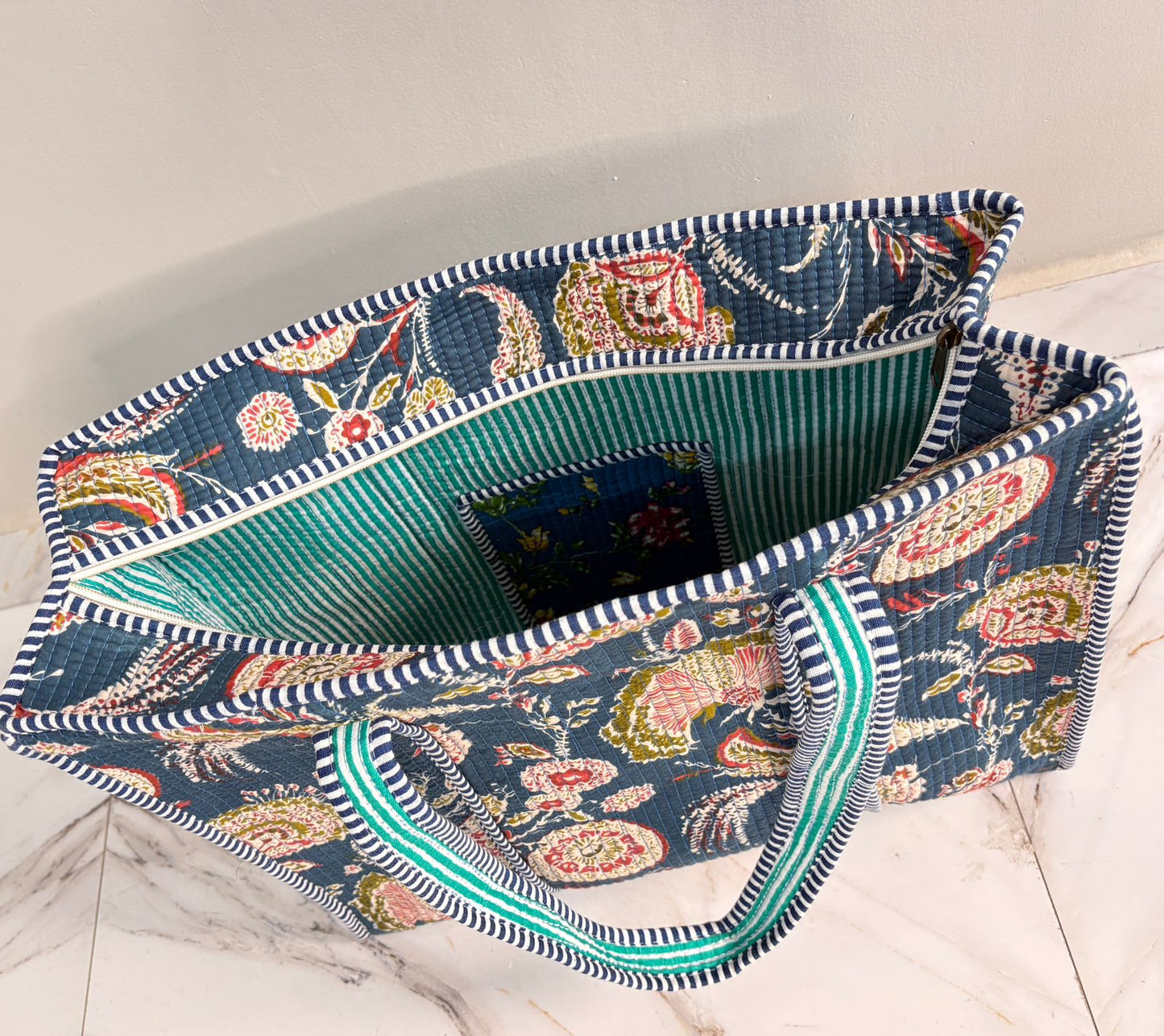 👜 Premium Floral Quilted Tote Bag – Stylish Everyday Carry (18x18 Inch)
