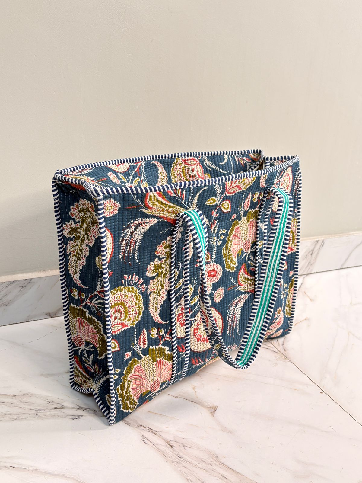 👜 Premium Floral Quilted Tote Bag – Stylish Everyday Carry (18x18 Inch)